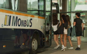 Pasajeros suben a un autobús de Monbus, empresa investigada por cártel junto con Alsa en Galicia