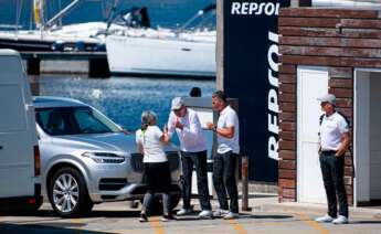 El Rey emérito, Juan Carlos I (c), espera para recoger el premio de las regatas de Sanxenxo por lograr la primera posición con el 'Bribón', a 30 de julio de 2023, en Sanxenxo, Pontevedra, Galicia (España)