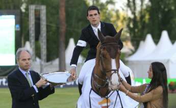 Sergio Álvarez Moya recoge un trofeo durante la 103 edición del concurso internacional de saltos, primera prueba del circuito mundial de hípica, disputado en el Club de Campo de la Villa de Madrid / EFE