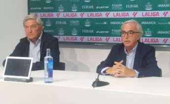 A la izquierda, Manuel Ansede, nuevo presidente del Racing de Ferrol, junto a su predecesor en el cargo, José María Criado / Racing de Ferrol