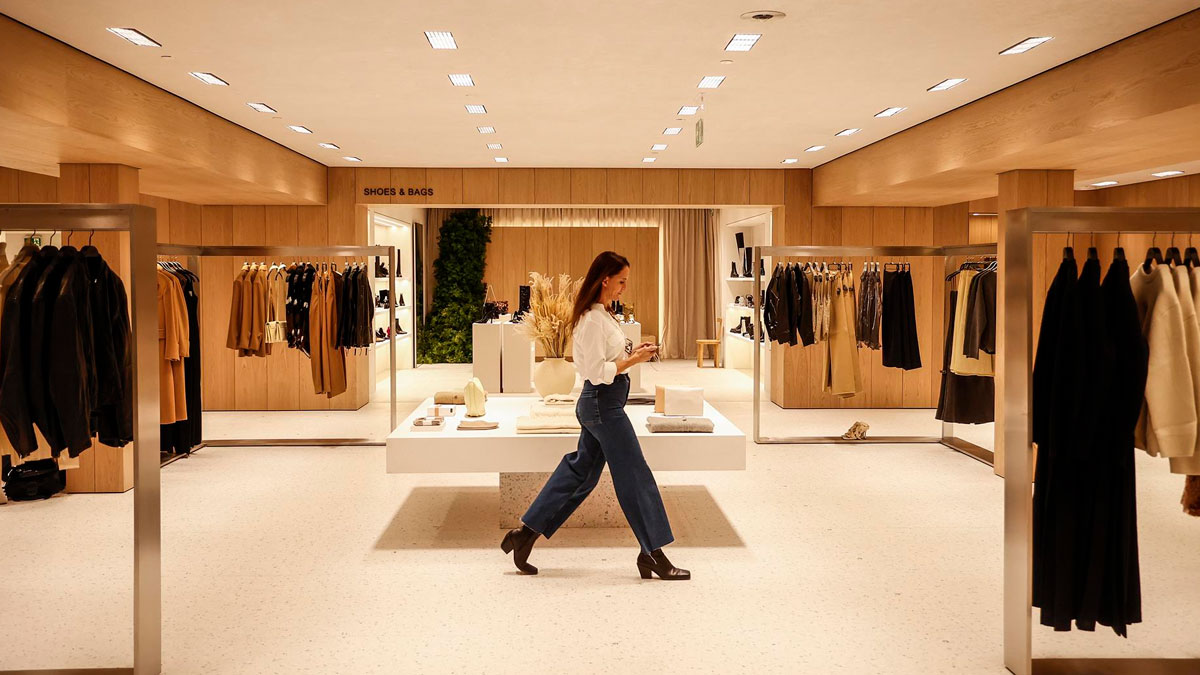 Una dependienta en una macrotienda de Zara en el Boulevard Austria de València - Rober Solsona - Europa Press - Archivo