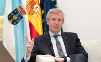 El presidente de la Xunta, Alfonso Rueda, durante la entrevista, en su despacho de San Caetano. - CÉSAR ARXINA / EUROPA PRESS)