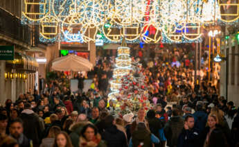 Miles de personas pasean por el centro de la ciudad de Vigo en Navidad. - Gustavo de la Paz