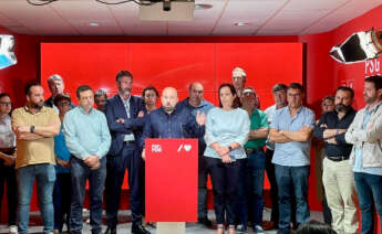 Rueda de prensa del secretario de Organización del PSdeG, José Manuel Lage, y el presidente de la Fegamp, Alberto Varela, acompañados de alcaldes