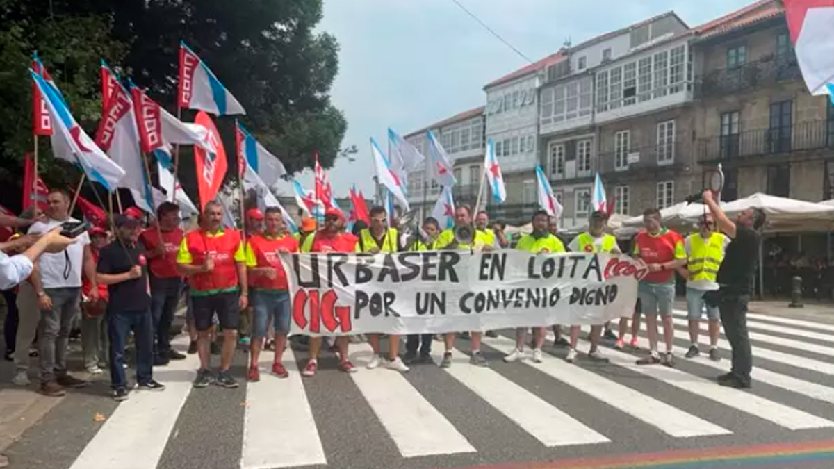 Trabajadores de Urbaser Santiago se manifiestan por "un convenio digno"