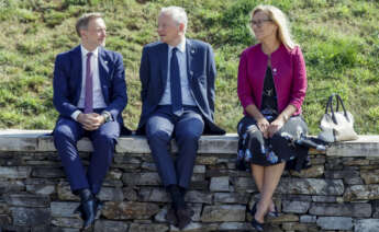 La ministra de Finanzas de Holanda, Sigrid Kaag (d), el de Alemania, Christian Linder (i), y el ministro francés de Economía y Finanzas,Bruno Le Maire, toman un descanso antes de posar para la foto de familia de la reunión del Eurogrupo que se celebra en Santiago de Compostela, este viernes. EFE/Lavandeira