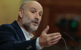 El portavoz del BNG, Néstor Rego durante la segunda jornada del debate de su investidura en el Congreso este miércoles. EFE/ Sergio Pérez