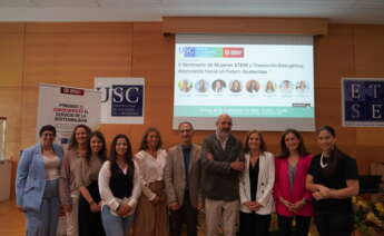 Las ocho ponentes del II Seminario de Mujeres STEM, junto al director de la cátedra, Enrique Roca, y Julio Arca, CEO de Genesal Energy