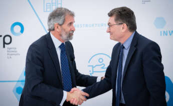 Jon Riberas, presidente de GRI Renewable Industries, junto a Mateusz Berger, representante Plenipotenciario del Gobierno polaco para Infraestructuras Energéticas Estratégicas, en una imagen de archivo