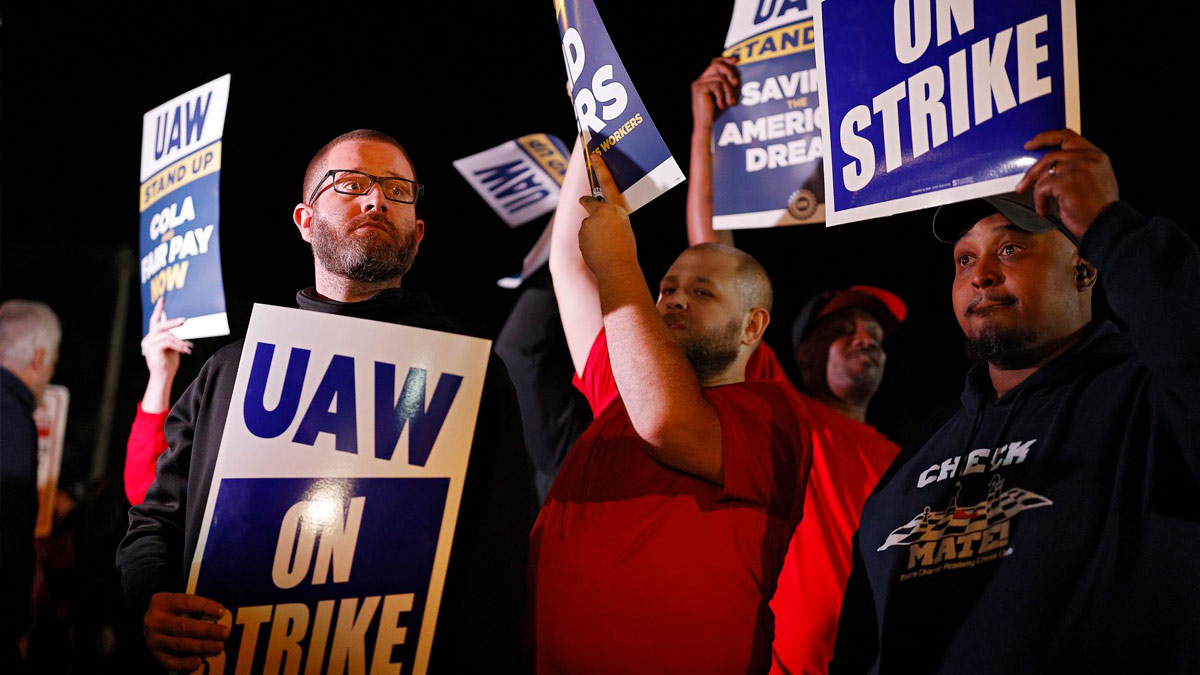 Miembros del United Auto Workers (UAW) tras declararse en huelga como respuesta a las negociaciones fallidas con los tres grandes fabricantes de automóviles: General Motors, Ford y Stellantis