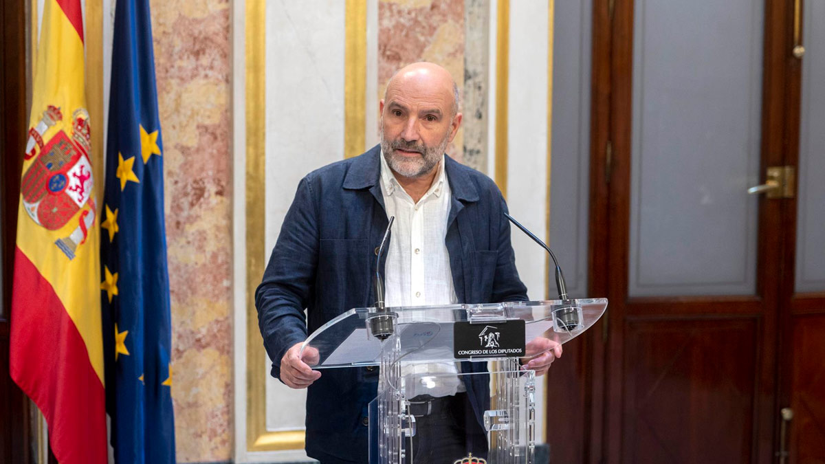 El diputado de BNG Néstor Rego ofrece una rueda de prensa posterior a la primera sesión del debate de investidura del líder del PP, en el Congreso de los Diputados