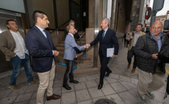 El alcalde de Ourense, Gonzalo Pérez Jácome, y el presidente de la Xunta, Alfonso Rueda, se dan la mano antes de la reunión que mantuvieron en la 'Casa de Chocolate' de Ourense / David Cabezón