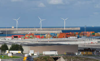 Vista de los aerogeneradores del puerto de Bilbao