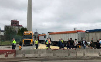 Imagen de archivo de una concentración del os trabajadores de Maessa frente a las instalaciones de Endesa en As Pontes el pasado mes de octubre