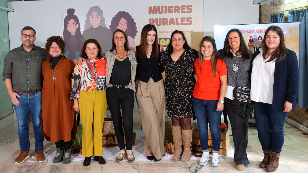 Foto de familia del encuentro "Mujeres rurales: la importancia en la economía local" organizado por Gadisa