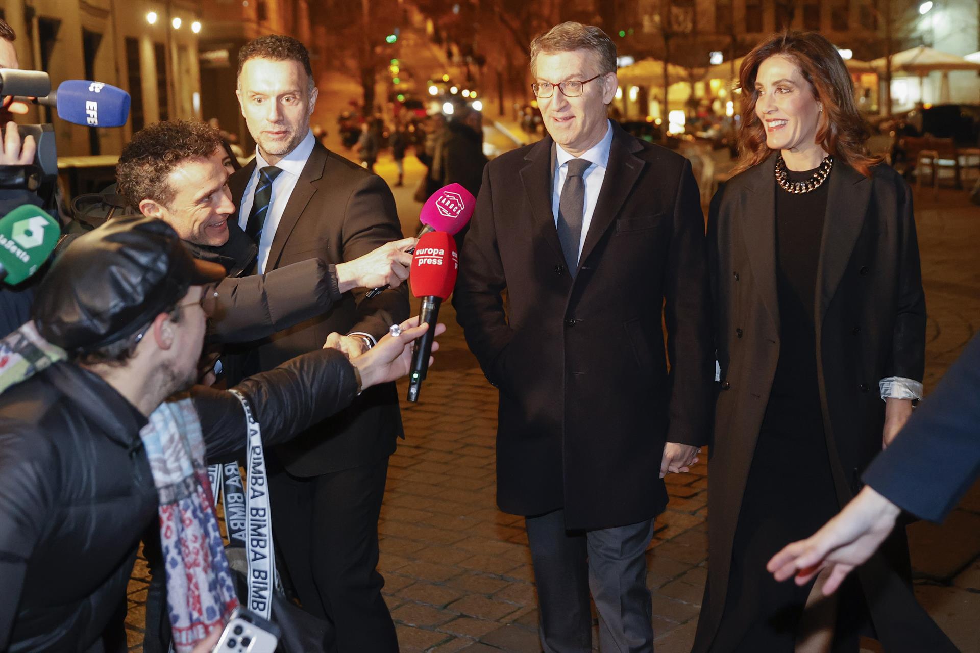 Alberto Núñez Feijóo y Eva Cárdenas se dirigen a la celebración del 70 cumpleaños de José María Aznar / EFE