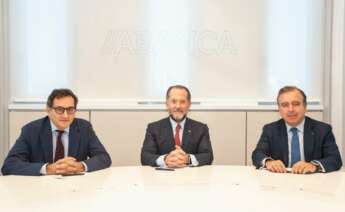 De izquierda a derecha en la imagen, el deputy CEO de Crédit Mutuel, Alexandre Saada, el presidente de Abanca, Juan Carlos Escotet Rodríguez, y el CEO de Abanca, Francisco Botas