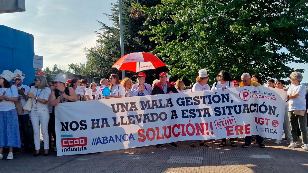 Concentración de trabajadores de Pescanova, a las puertas del Ifevi, con motivo de Conxemar, para protestar contra el ERE planteado por la empresa, que prevé 82 despidos