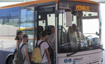 Autocar de Monbus prestando servicio en el Eje Atlántico / Monbus