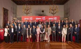 Foto de familia en el 25 aniversario de Vegalsa-Eroski en Santiago, con el presidente de la Xunta, Alfonso Rueda; el director general de Vegalsa-Eroski, Joaquín González; la CEO de EROSKI, Rosa Carabel; y el presidente de Vegalsa-Eroski, Javier Amézaga