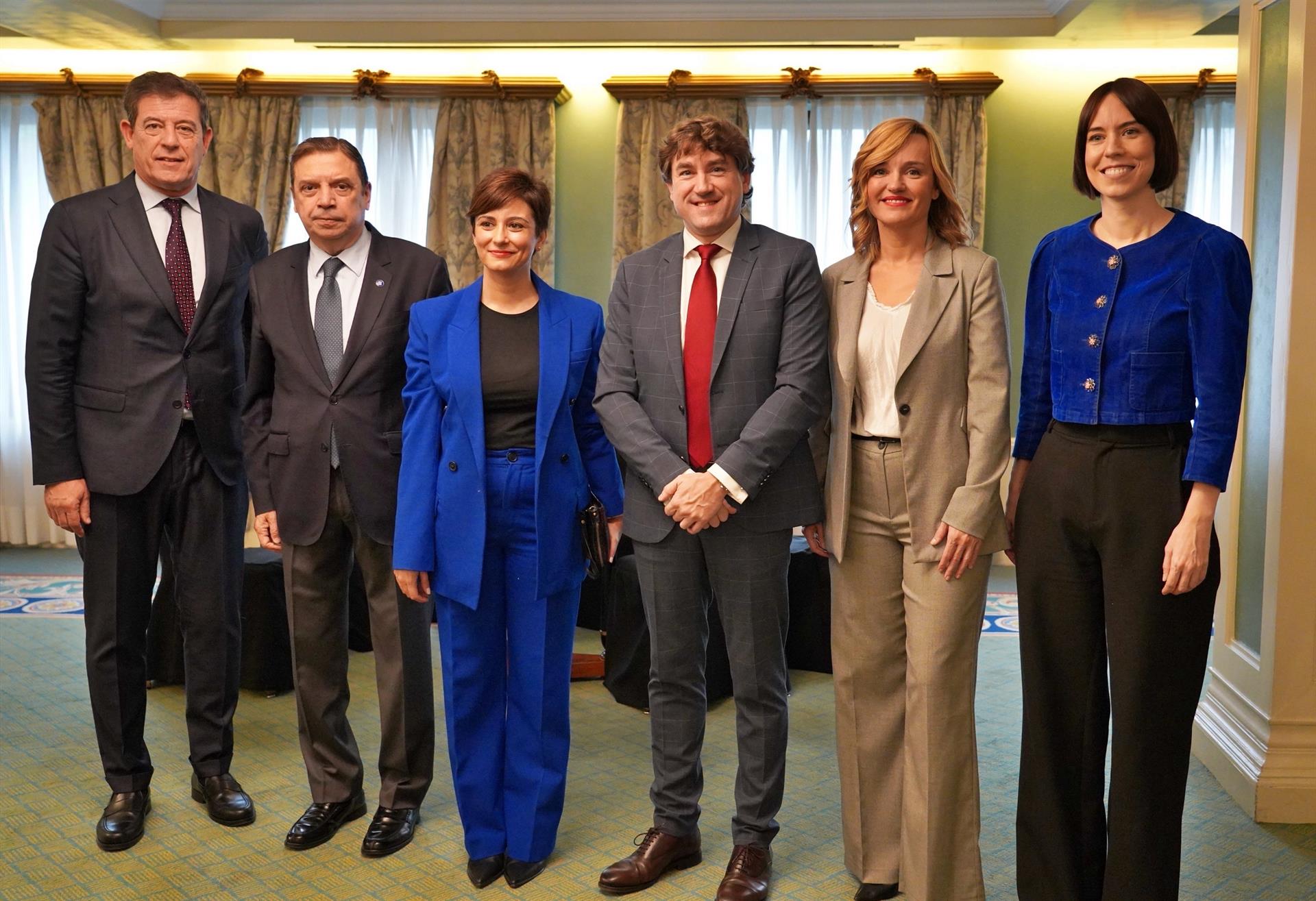 El candidato socialista a la Presidencia de la Xunta, José Ramón Gómez Besteiro, asiste en Madrid al desayuno ofrecido por el candidato socialista en País Vasco, Eneko Andueza / PSdeG
