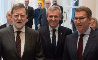 El expresidente del Gobierno Mariano Rajoy; el presidente de la Xunta de Galicia, Alfonso Rueda y el presidente del PP, Alberto Núñez Feijóo, a su llegada a un desayuno de Nueva Economía Fórum / Europa Press