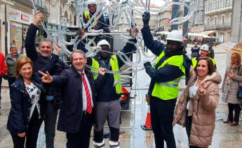 El alcalde de Vigo, Abel Caballero, con varios concejales y ténicos de Ximénez, en el inicio de instalación del alumbrado navideño, a 7 de noviembre de 2023