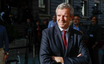 El presidente de la Xunta, Alfonso Rueda antes de la sesión de la tarde del debate de investidura del presidente del Gobierno en funciones y secretario general del PSOE, Pedro Sánchez, este miércoles, en el Congreso