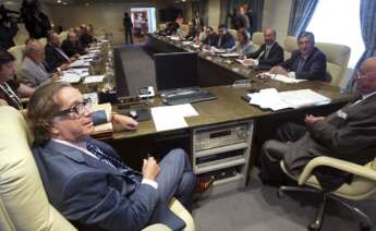 Foto de archivo de una reunión del consejo de administración de la extinta Caixa Galicia, liderada por José Luis Méndez.