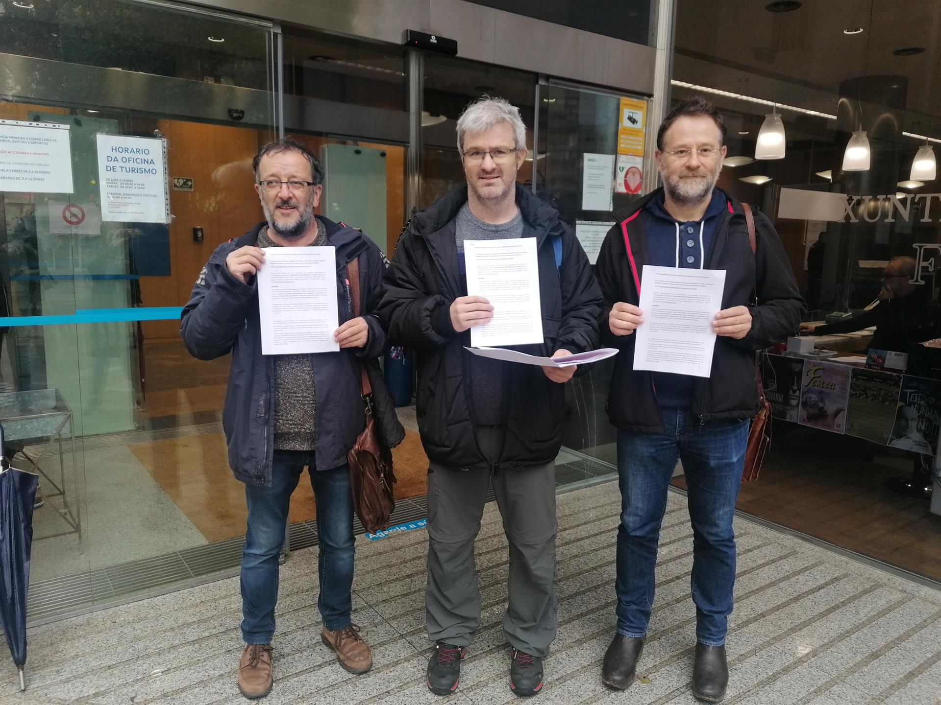 Manel Grandal, Alberte Amado y Paulo Carril, de la CIG, tras registrar la convocatoria de huelga general en As Pontes para el 23 de noviembre / Europa Press