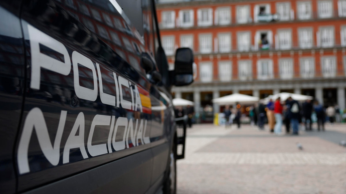 coche de la Policía Nacional en la plaza mayor de Madrid