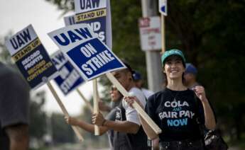 Personas que hacen parte del sindicato United Auto Workers (UAW) realizan una protesta como parte de una huelga, en una fotografía de archivo. EFE/ Etienne Laurent