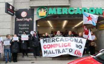 Concentración de la CIG frente al supermercado Mercadona de Ronda de Outeiro, en A Coruña / CIG