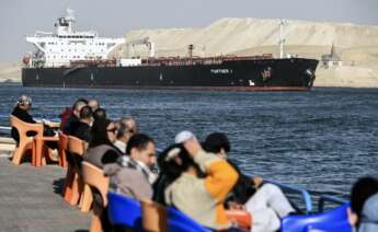 Los barcos cruzan el Canal de Suez hacia el Mar Rojo en medio de una escalada de ataques hutíes