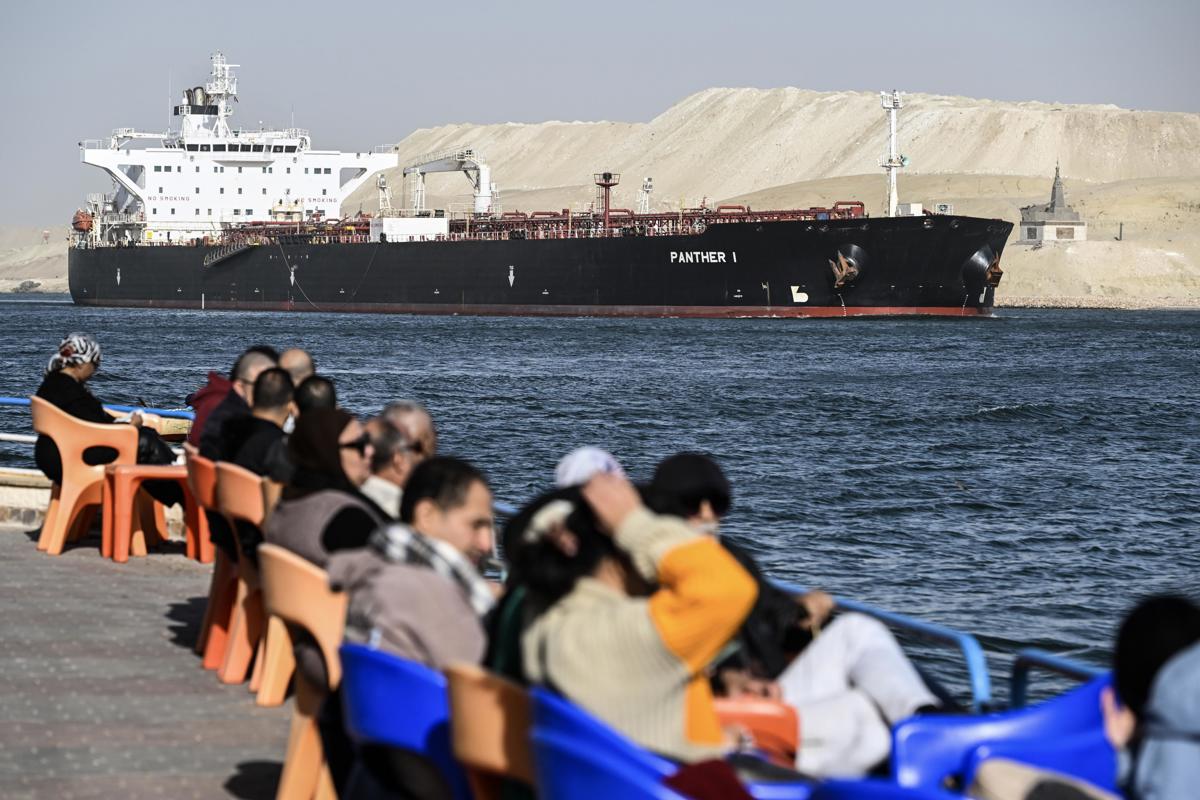 Los barcos cruzan el Canal de Suez hacia el Mar Rojo en medio de una escalada de ataques hutíes
