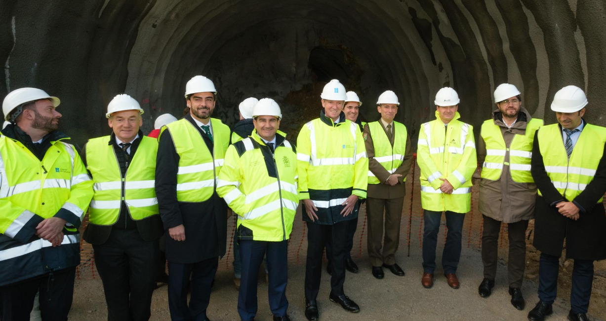 El presidente de la Xunta, Alfonso Rueda, y el delegado del Gobierno en Galicia, Pedro Blanco, y otras autoridades visitan las obras de conexión ferroviaria del puerto exterior de A Coruña
