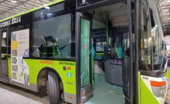 Bus de la línea 7 de Vitrasa (Vigo), dañado por impacto de objetos lanzados el 19 de diciembre de 2023 / Vitrasa