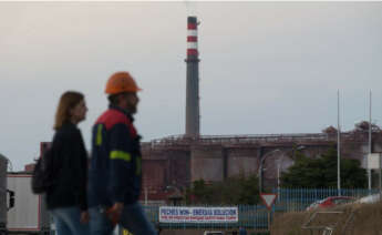 La fábrica de Alcoa en San Cibrao volverá en enero a producir aluminio primario tras dos años de parón / EFE