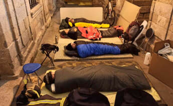 Bomberos comarcales duermen frente a la sede de la Xunta en la Praza do Obradoiro, en Santiago de Compostela
