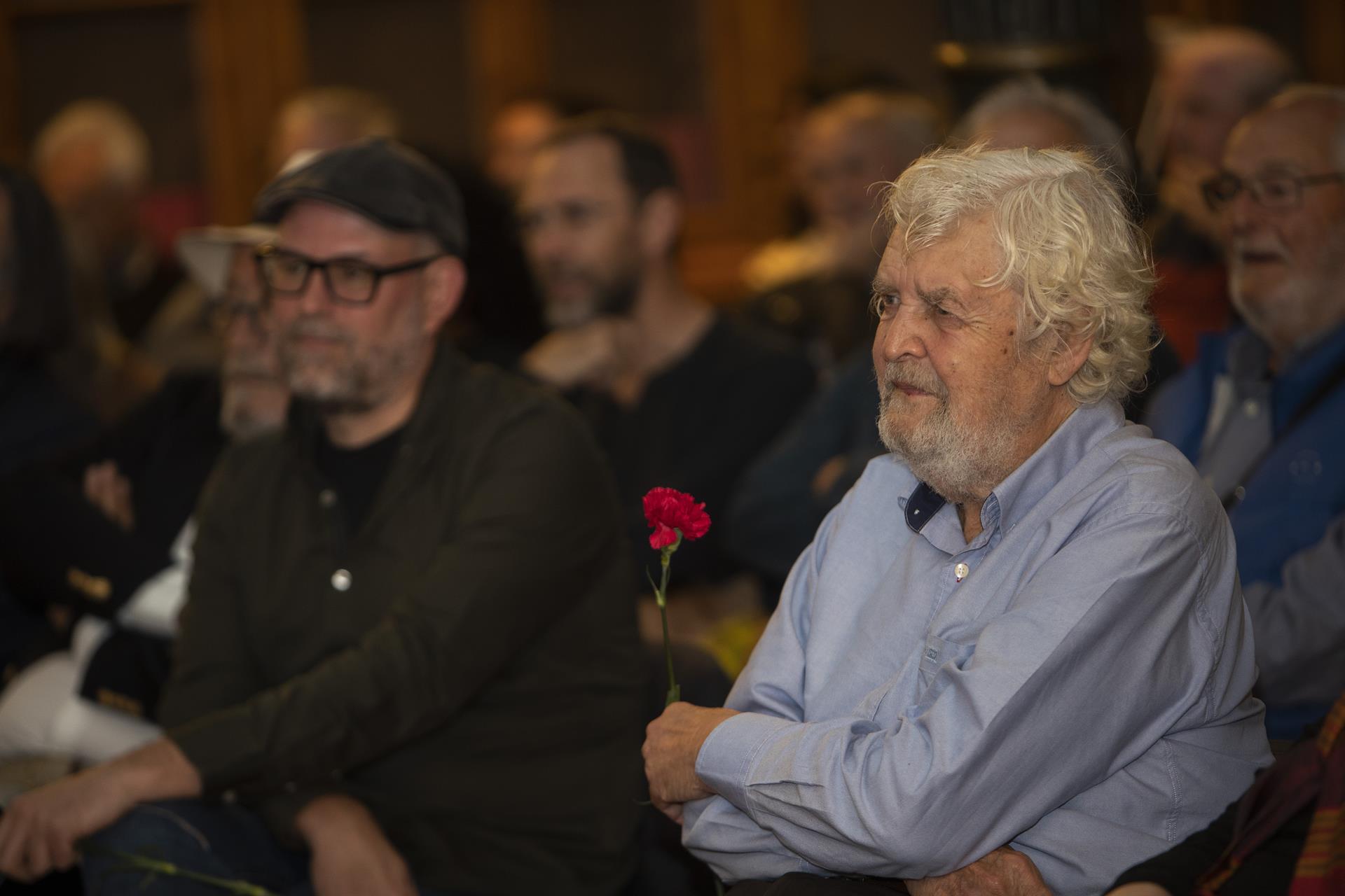 El político y economista Xosé Manuel Beiras (d), durante el homenaje que le ha ofrecido hoy martes Ateneo Atlántico, en Vigo. EFE / Salvador Sas.