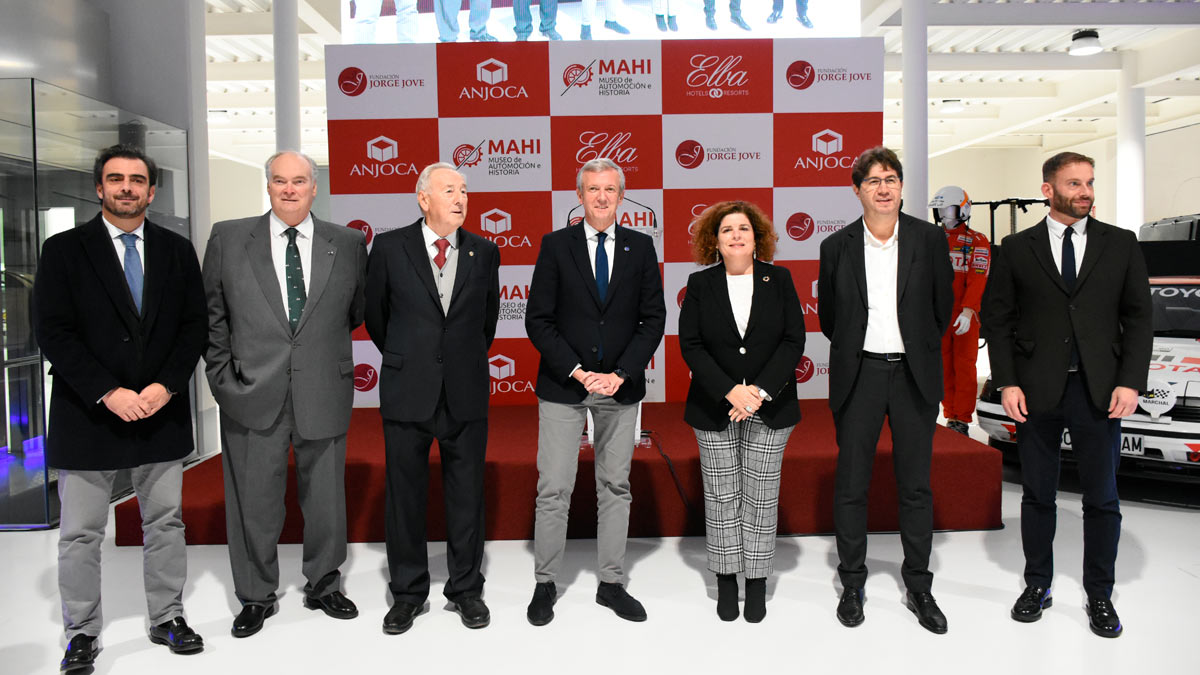 Asistentes al acto de inauguración del Museo de la Automoción e Historia (MAHI)