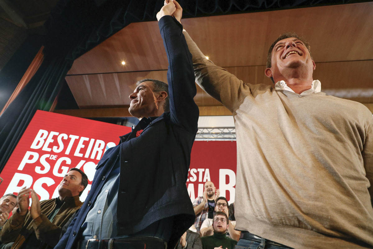 El secretario general del PSOE y presidente del Gobierno, Pedro Sánchez (i), arropa al candidato del PSdeG a la Presidencia de la Xunta, José Ramón Gómez Besteiro (d), en un acto de precampaña en Lugo en el que intervendrá la vicesecretaria general de los socialistas gallegos, Lara Méndez, y la alcaldesa de la ciudad, Paula Alvarellos.- EFE/ Eliseo Trigo