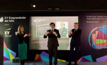 Marta Fernández Currás, socia directora de EY en Galicia, y Alfonso Rueda, presidente de la Xunta de Galicia, durante la entrega del Premio Emprendedor del Año 2023 a José Enrique Pereira, presidente del grupo Pereira / EY