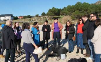 La portavoz nacional del BNG, Ana Pontón, comprueba la situación de las playas de Muros / BNG