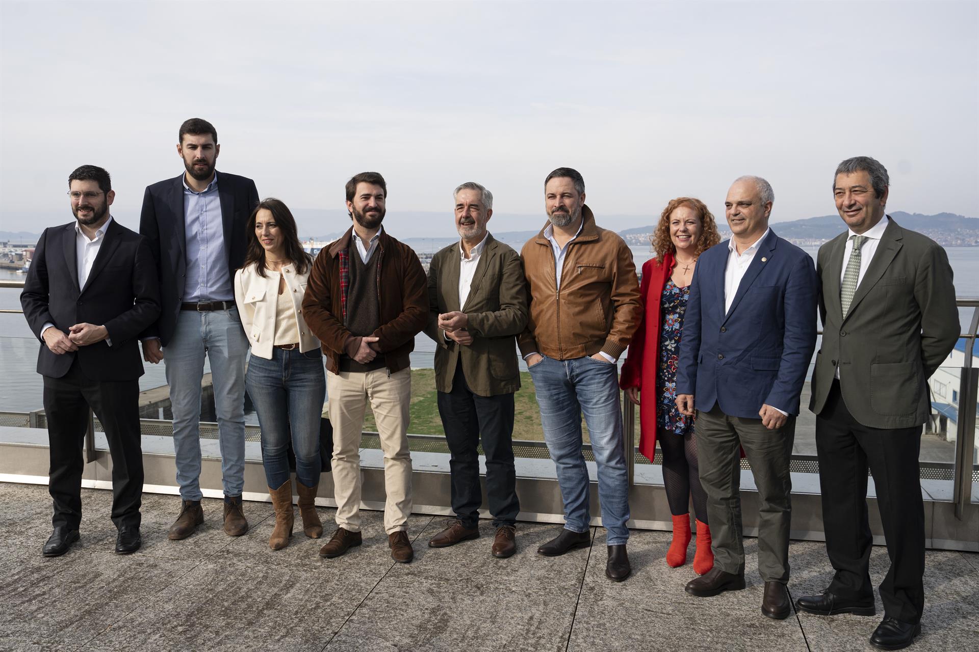 El candidato a la Presidencia de la Xunta de Galicia y cabeza de lista de Vox por Pontevedra, Álvaro Díaz-Mella, el líder de Vox, Santiago Abascal,en el Auditorio Palacio de Congresos ‘Mar de Vigo’, a 28 de enero de 2024, en Pontevedra, Galicia - Adrián Irago - Europa Press