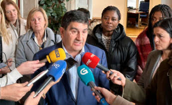 El delegado del Gobierno en Galicia, Pedro Blanco, atiende a los medios en Pontevedra