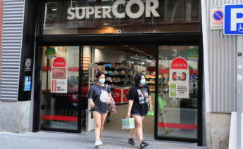 Carrefour compra tres supermercados gallegos de Supercor a El Corte Inglés / EFE