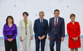 Los candidatos a la presidencia de la Xunta, (i-d) por Podemos Isabel Faraldo, por el BNG Ana Pontón, por el PP Alfonso Rueda, por el PSdeG José Ramón Gómez Besteiro y por Sumar Marta Lois, antes del inicio del debate electoral organizado por la Compañía de Radio Televisión de Galicia (CRTVG), este lunes en Santiago de Compostela. EFE/Lavandeira