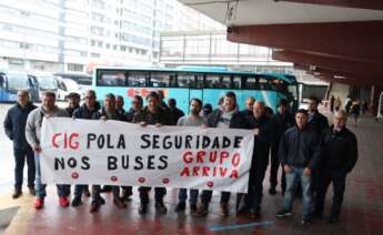 Personal del grupo Arriva se ha movilizado en la estación de autobuses de A Coruña para denunciar el "envejecimiento" de la flota de vehículos de la compañía / CIG