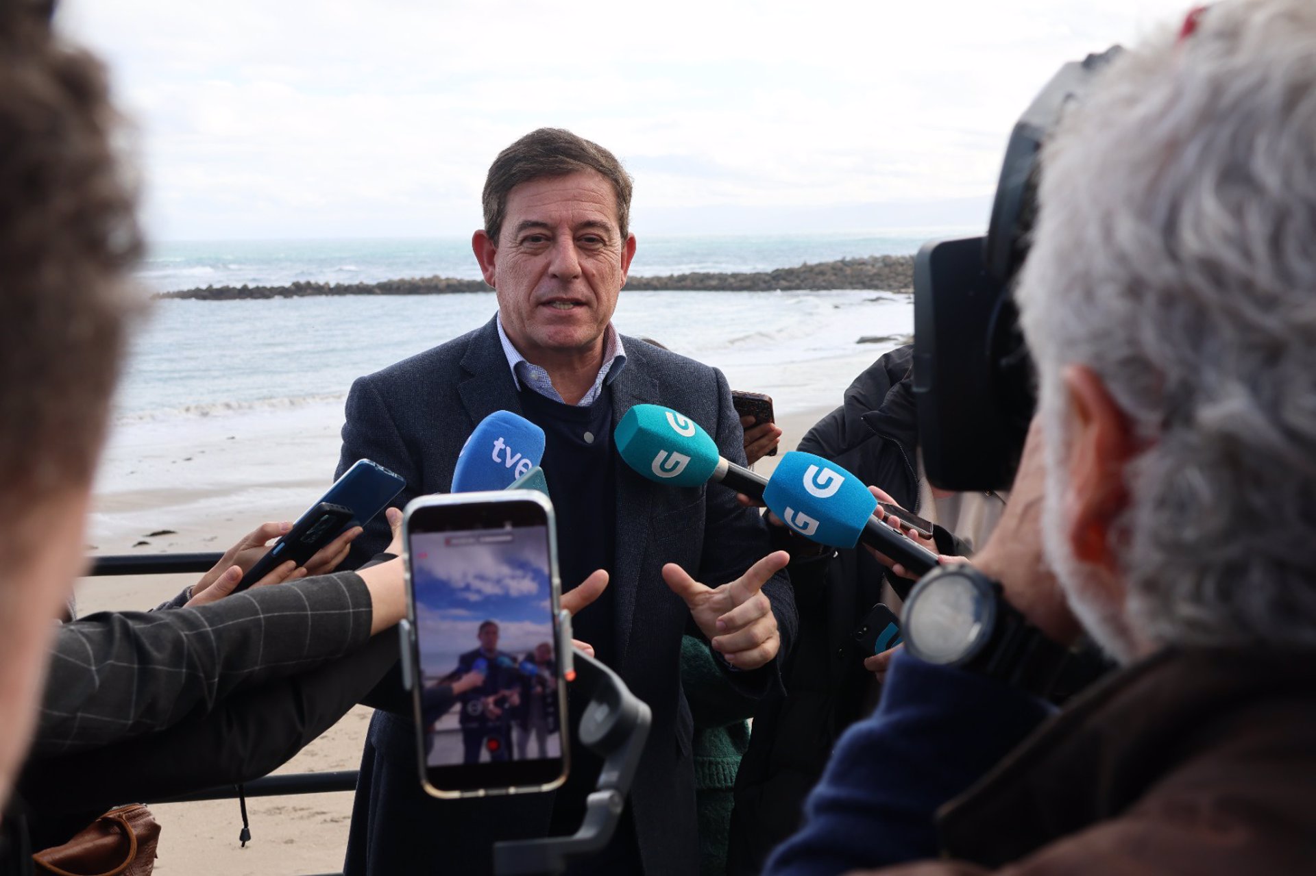 El candidato socialista a la Presidencia de la Xunta, José Ramón Gómez Besteiro, en declaraciones a los medios en Burela - PSDEG